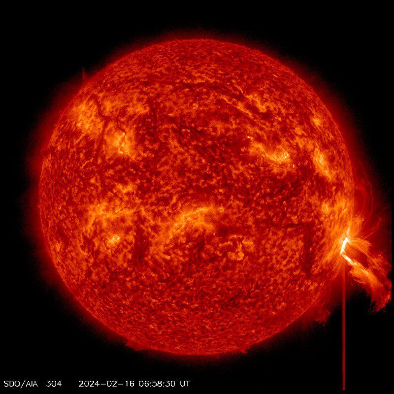 圖的右側稍偏下，為昨天伴隨太陽閃焰的「日冕物質拋射」。圖／取自鄭明典臉書