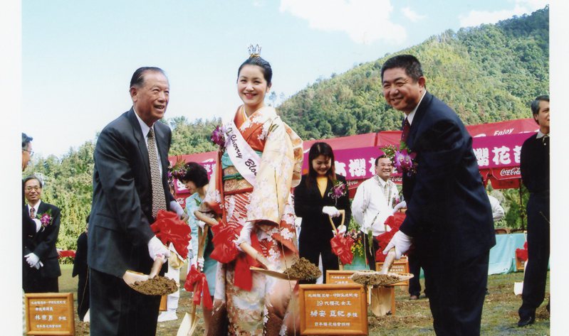 2003年第19代櫻花女王母安亞紀（中）與當時南投縣長林宗男（右）共同種下櫻花樹苗。圖／九族文化村提供