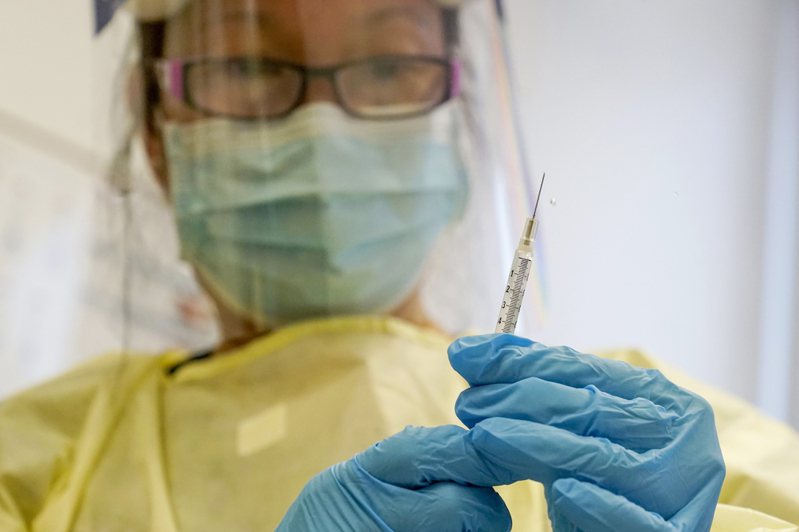 中國疾控中心16日發表最新報告披露，大陸自主研發的猴痘mRNA疫苗即將進入臨床試驗。圖為紐約一名醫護人員正在準備施打一針猴痘疫苗。(美聯社)
