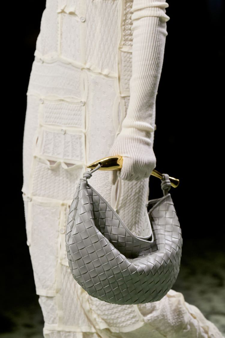 像沙丁魚一樣造型把手的Sardine包，展現了Bottega Veneta的義式幽默。圖／Bottega Veneta提供