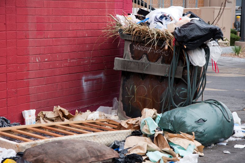 美國一名媽媽靠著翻垃圾堆「挖寶」，每年平均多賺300萬元。圖片來源／ingimage