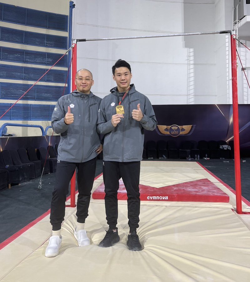 台灣男子體操好手唐嘉鴻（右），18日在體操世界盃開羅站暨巴黎奧運資格賽的男子單槓決賽摘金，教練翁士航（左）也相當滿意子弟兵的表現。圖／翁士航提供