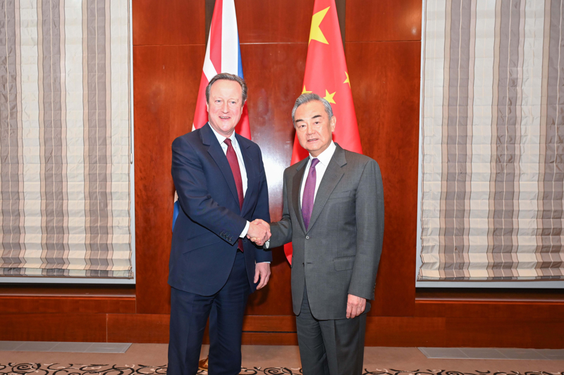 中國大陸外長王毅（右）當地時間16日出席慕尼黑安全會議期間，應約會見英國外交大臣卡麥隆。歐新社