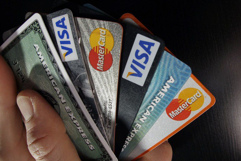 聯合信用卡中心最新統計顯示，112年國內發卡機構詐欺通報金額達32億9,816萬元，相較111年22億3,823萬元增加10億5,993萬元，大幅成長47.4%。信用卡示意圖／美聯社