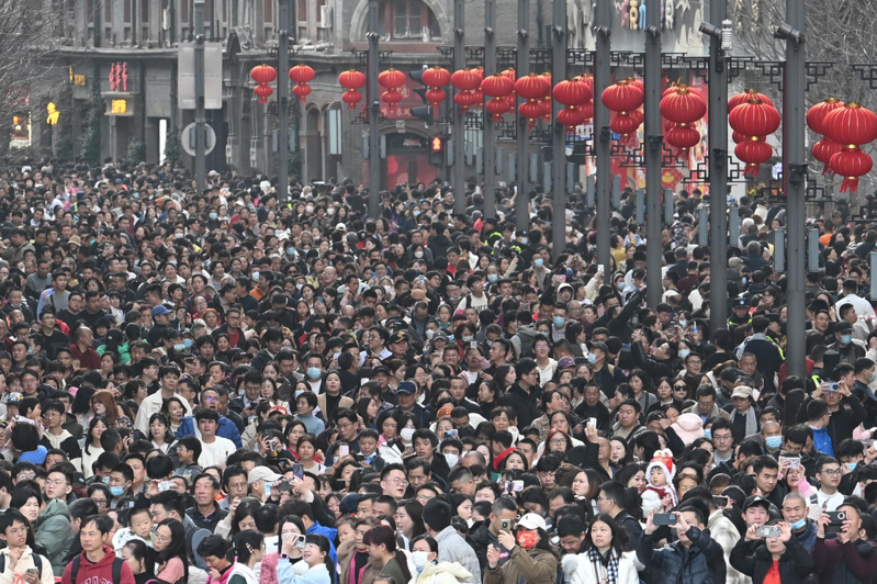 春節期間，上海湧入1,675.95萬人次的遊客。圖為2月13日，上海市南京東路驚人的景象。（中新社）