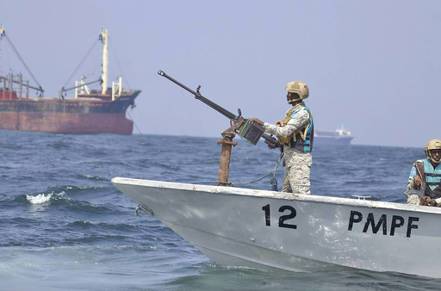 葉門叛軍在紅海攻擊商船的行為已經打亂全球航運、升高全球通貨膨脹隱憂。（美聯社）