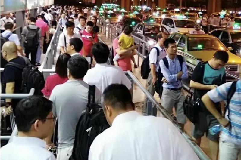 過去沒有網路叫車的年代，在上海虹橋機場要搭計程車，排隊經常等候超過1個小時。圖／取自智谷趨勢公眾號