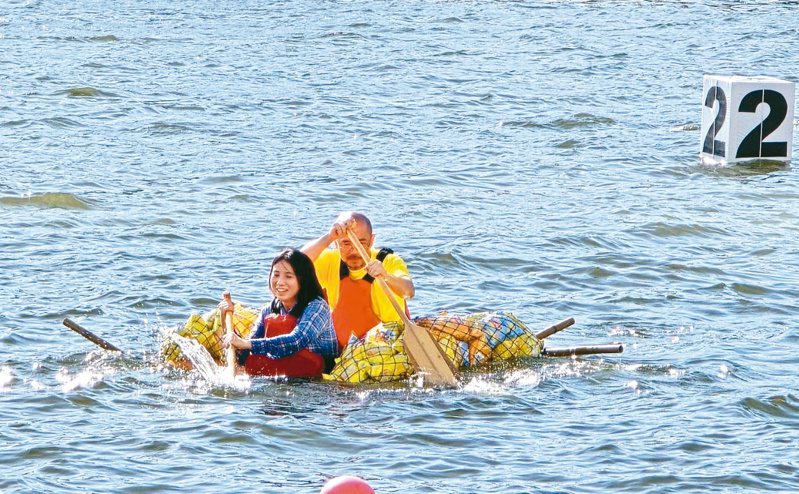 參賽者利用洋芋片包裝造筏撐不起兩名成人體重，在水中載浮載沉。記者蔡世偉／攝影