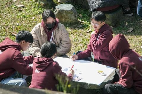 尤努斯扎根營學員在山林環繞中討論「三零行動」計畫。 圖／台灣尤努斯基金會提供