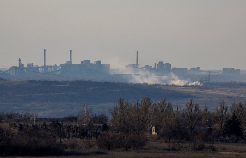 烏克蘭軍方宣布，目前正從烏東重要戰略城鎮阿夫迪夫卡撤軍。圖為當地的焦炭工廠。 圖...