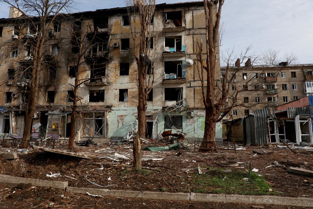 阿夫迪夫卡位於烏東頓涅茨克區域的戰爭前線，圖為在戰爭中變得滿目瘡痍的住宅公寓。 ...