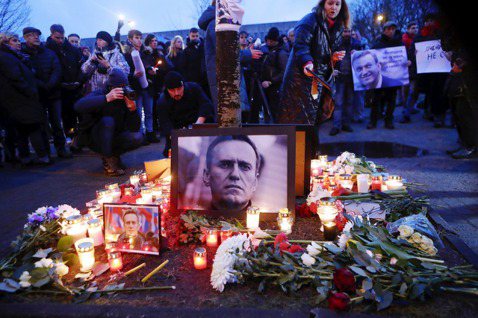 俄羅斯反對派人物納瓦尼死訊傳出後，俄羅斯超過36個城市出現悼念集會，支持者紛紛拿...