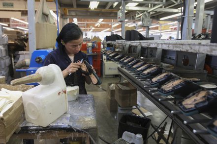 墨西哥在2023年成為美國最大進口國，超越中國，美國大量減少自中國進口的傳統產業商品，而改自墨西哥等進口，不再倚賴中國。圖為墨西哥鞋廠工人在檢視鞋子產品。 (美聯社)