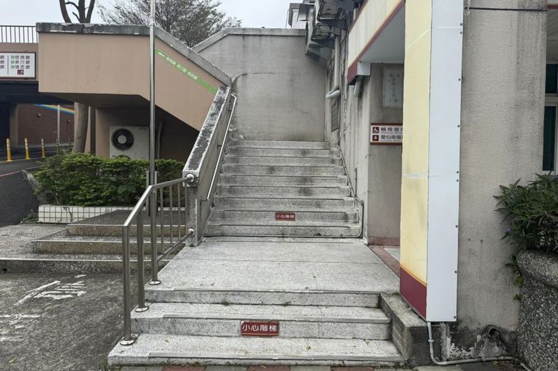 市議員曾資程發現，竹市生命紀念園區多棟建物缺乏升降電梯，對身障者不友善。圖／曾資程提供