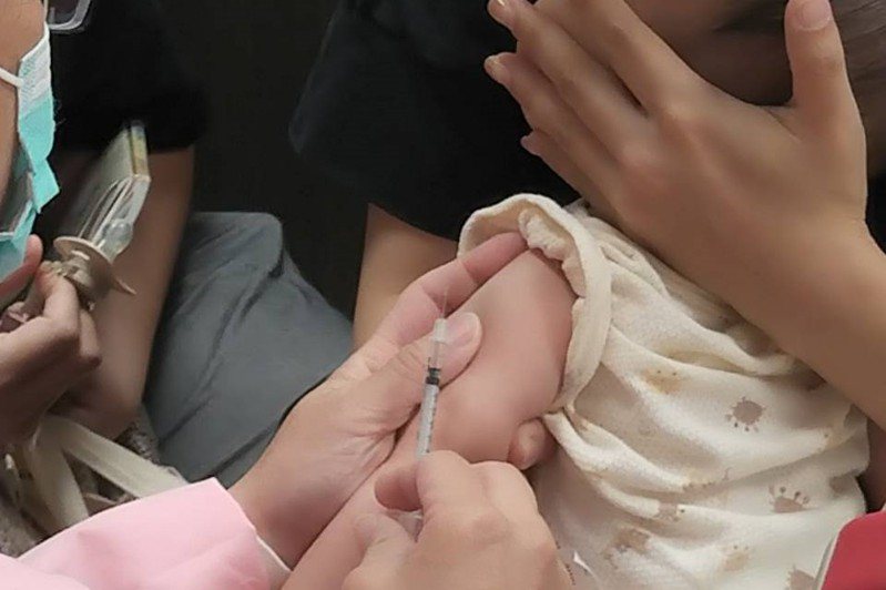 設籍新北6個月以上未滿1歲嬰幼兒，如欲前往麻疹流行地區，可至29區衛生所評估，免費提前接種1劑麻疹、腮腺炎、德國麻疹混合疫苗(MMR0)。圖／新北衛生局提供