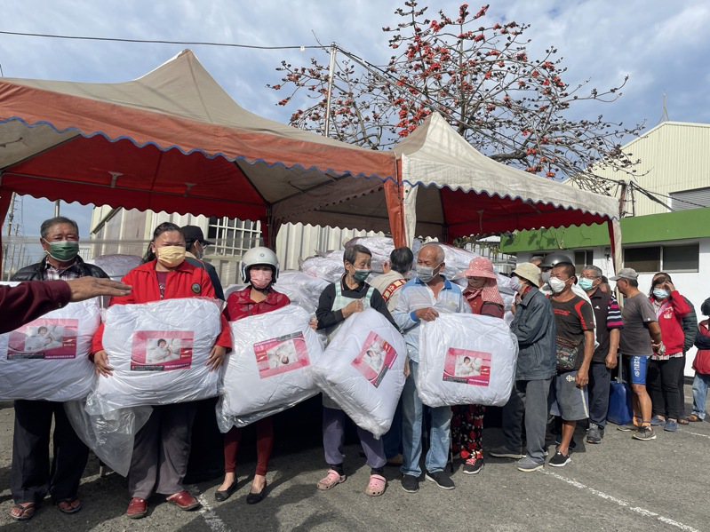 關懷弱勢，台南鹽水新麗企業今捐500床棉被造福鄉親。圖／鹽水區公所提供