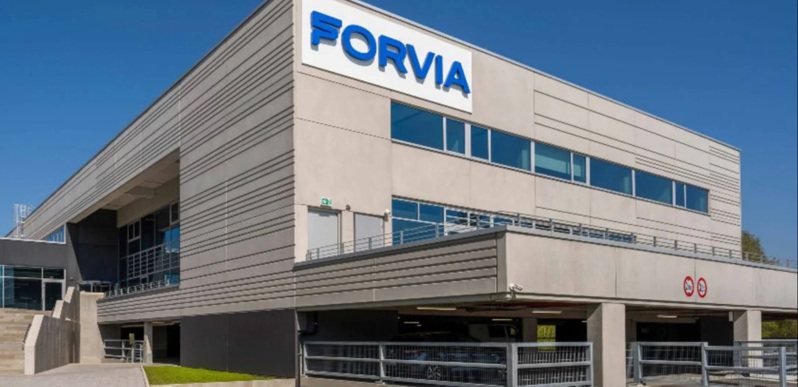 歐洲汽車零件巨頭Forvia計劃裁減多達10,000個工作，以因應歐洲的電動車轉型，並提高在歐陸的競爭力。圖／截自網路