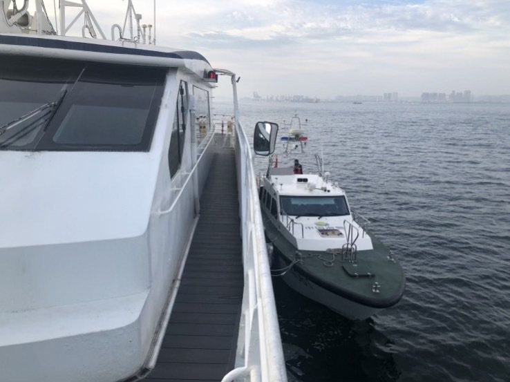 大陸海警今下午突強制臨檢金門遊艇，讓不少遊客驚嚇。圖／旅客提供