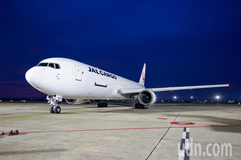 日本航空767-300全貨機今晚自東京成田機場飛抵桃園國際機場，未來將採固定航班營運，取代過去僅提供客機載貨的模式。記者黃仲明／攝影