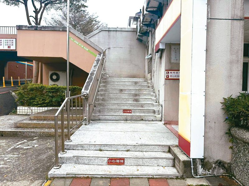 新竹市議員曾資程指出，竹市生命紀念園區多棟建物缺乏升降電梯，對身障者不友善。圖／曾資程提供