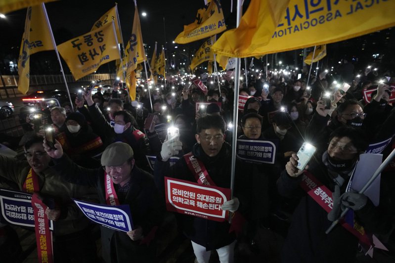 南韓醫師十五日在總統辦公室附近舉行燭光晚會，抗議政府推動擴招醫學生政策。（美聯社）