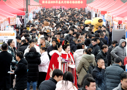 河南省洛陽市新安縣2月19日舉行的「春風行動」專場招聘會，現場擠滿前來找工作的人。 新華社