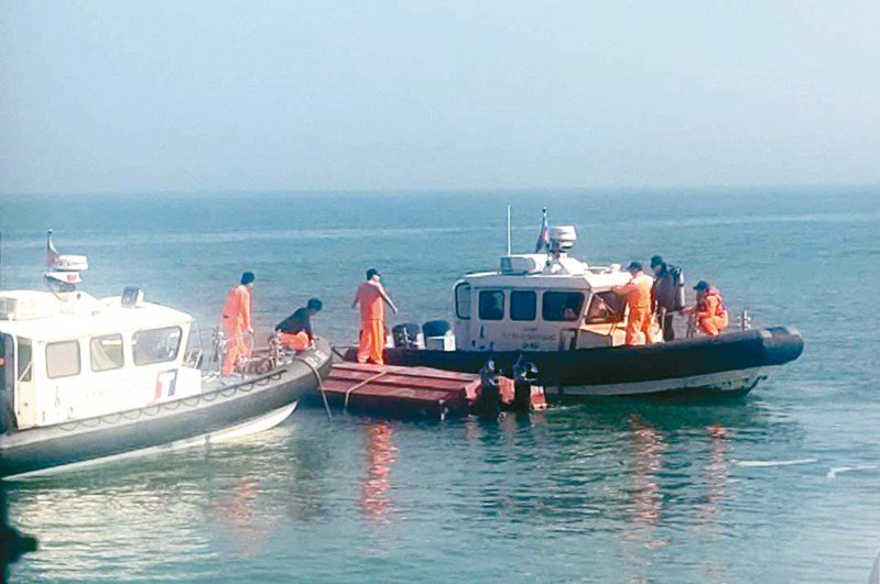 本月14日中國一艘快艇進入金門禁止、限制水域，該艇在追緝過程中翻覆，造成兩名漁民死亡。圖／金門海巡署提供