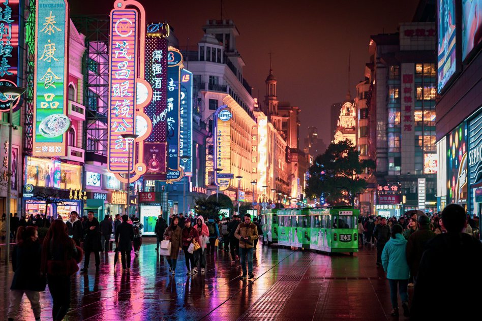 《請說「國語」》作者詹姆斯．格里菲斯指出，現在能說流利上海話的上海人，已經剩下不到5成。圖拍攝於上海。 圖／unsplash