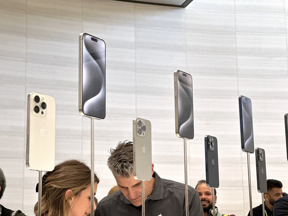 去年推出的iPhone 15 Pro系列，共有原色鈦金屬、藍色鈦金屬、白色鈦金屬與黑色鈦金屬。記者黃筱晴／攝影
