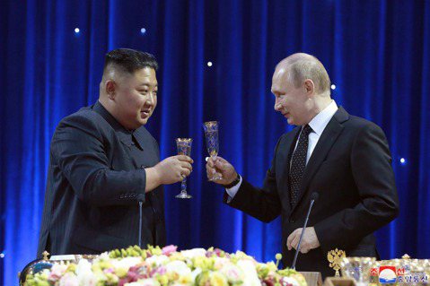 北韓官媒公布，俄羅斯總統普丁致贈一輛豪車給北韓領導人金正恩。俄國與北韓之間的關係...