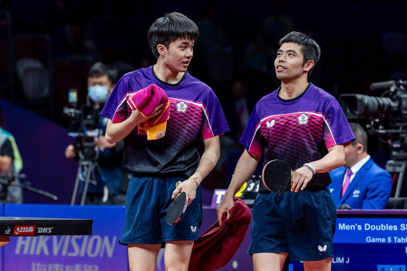 莊智淵（右）和林昀儒（左）都未上場，中華隊在小組賽取得第2名。報系資料照。特派記者季相儒／攝影