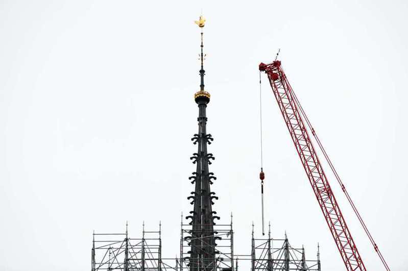 圖為2月13日拍攝的巴黎聖母院塔尖及公雞風向標。中新社