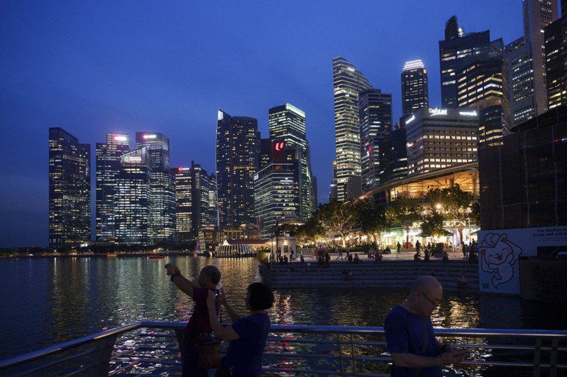 新加坡開放金融投資政策吸引外資爭相湧入，不過有評論指出，中國企業進駐或將總部設在新加坡，隱藏中國身分「洗星籍」，導致當地非法活動增加，但也有觀察人士認為這是對中國企業的刻板印象，恐讓金融投資政策的原意失焦。美聯社