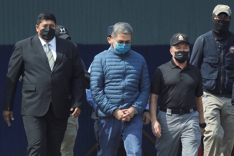 前宏都拉斯總統葉南德茲今天因販毒等罪在紐約受審，被指控內容包括自宏都拉斯運送500噸古柯鹼至美國。路透社
