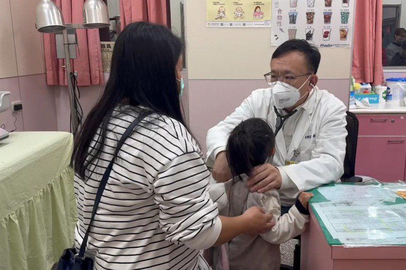 大甲李綜合醫院小兒科醫師余秋霖表示，最近不少孩童因家庭群聚染流感。記者游振昇／攝影