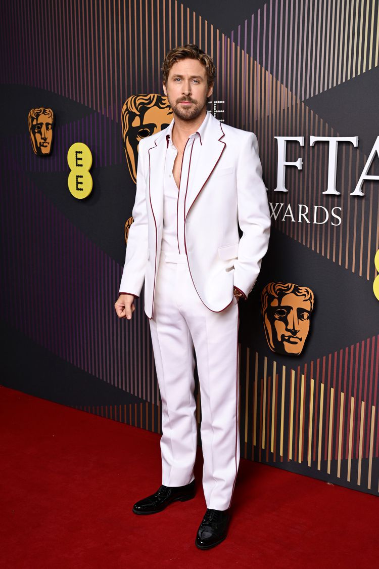 雷恩葛斯林（Ryan Gosling）一身白色滾紅邊西裝、出自GUCCI之手。圖／GUCCI提供