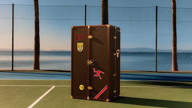 路易威登與品牌大使暨網球冠軍Carlos Alcaraz推出全新Malle Vestiaire衣櫥行李箱。圖／路易威登提供