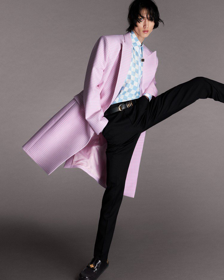 VERSACE 2024春夏形象廣告中，模特兒Meng穿著格紋羊毛開襟西裝大衣、絲緞格紋襯衫和羊毛西褲。圖／凡賽斯提供