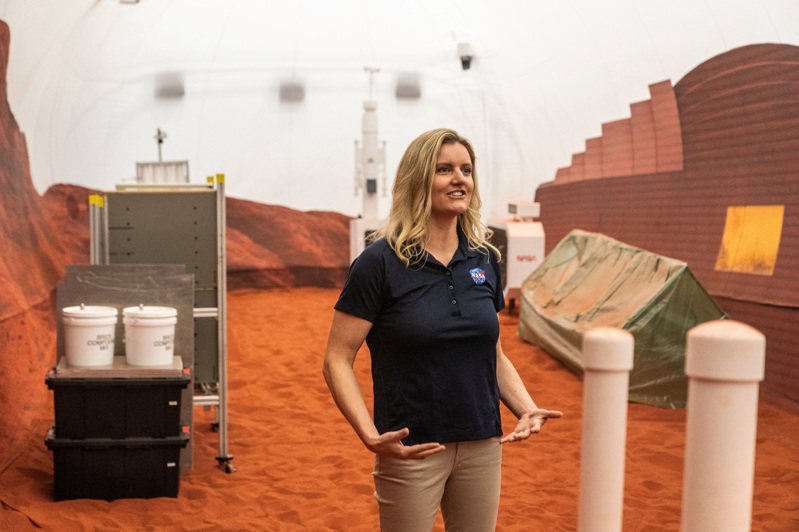 定居点会模拟在火星上执行任务所面临的挑战，包括「资源限制、设备故障、通讯延迟和其他环境压力」。组员的任务包括模拟太空漫步、操作机器人、维护定居点、运动和种植作物。图为2023年4月，NASA科学家为媒体导览内部环境。路透(photo:UDN)
