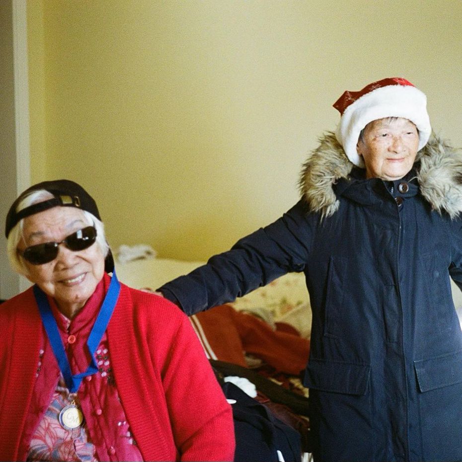 「奶奶跟外婆」捕捉兩名老人在疫情生活下的日常生活，入圍奧斯卡最佳紀錄短片獎。圖／摘自IG
