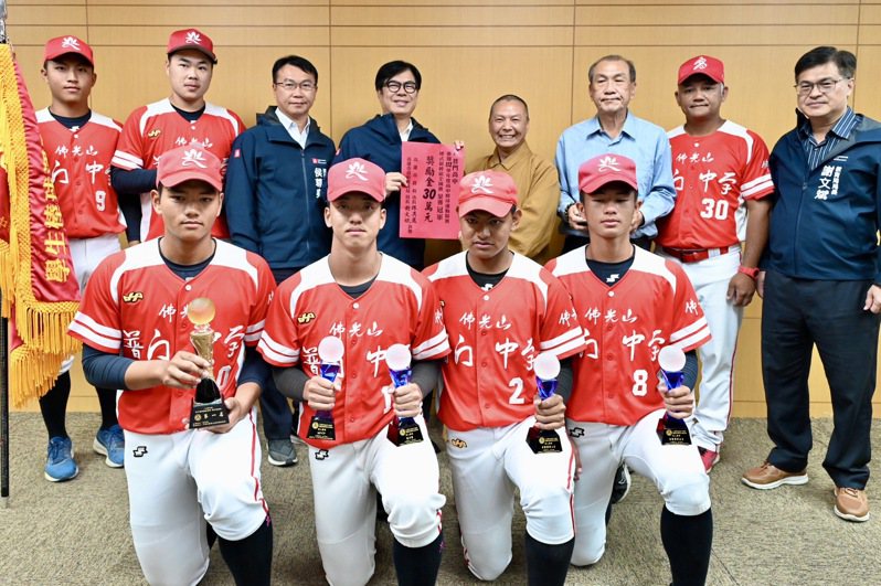 普門中學棒球隊睽違六年再獲全國冠軍，獲市長陳其邁公開表揚。圖／高雄市政府提供