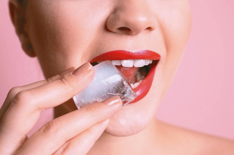 異常愛吃冰塊，約56％同時是缺鐵性貧血的患者。圖／123RF