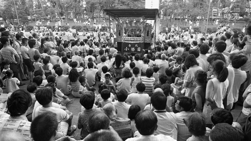 圖為民眾於假日表演廣場觀賞布袋戲表演「反清復明」。圖／聯合報系資料照（1985/09/08　陳曙光攝影）