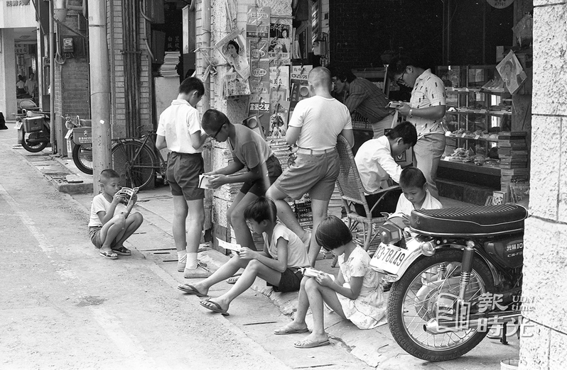 街頭市民生活樣貌，小孩們齊聚書店門口看書景象。圖／聯合報系資料照(1979/07/20 朱立熙攝影)