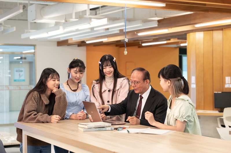 南華大學林聰明校長（右二）與學生互動，關心學習狀況。圖／南華大學提供