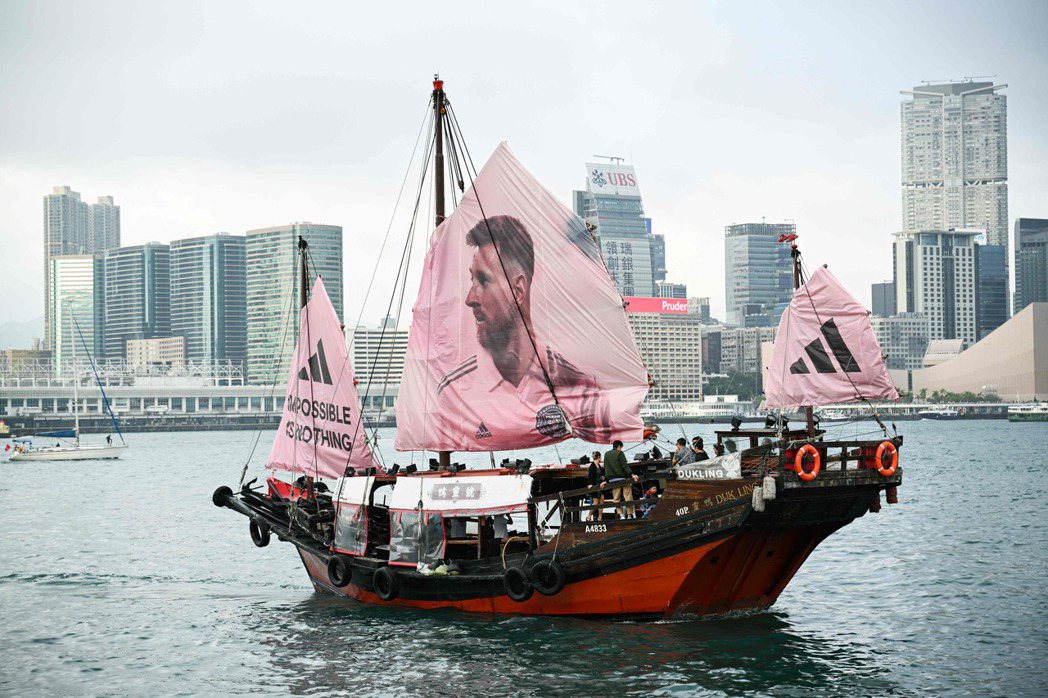 香港表演賽前，港府大力以梅西為中心進行宣傳。圖為2月2日在維多利亞港的一艘船隻。...