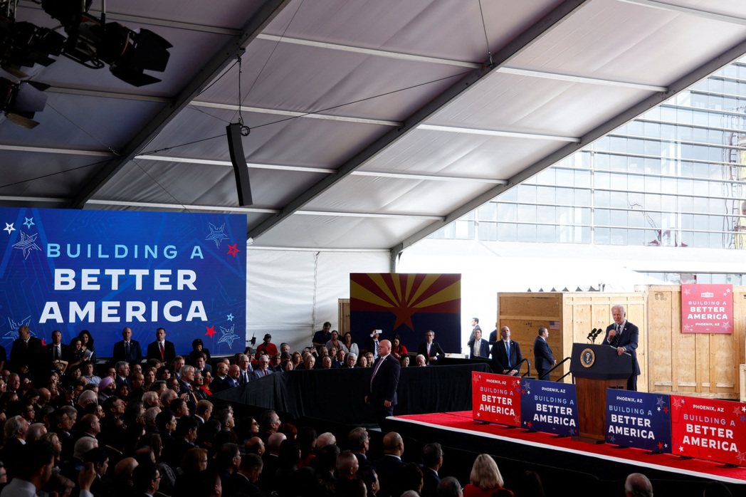 美國總統拜登於2022年參觀台積電亞利桑那廠，並給予致詞。 圖／路透社