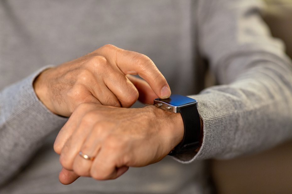 一名73歲退休爺爺因為酷而買Apple Watch，沒想到成了他的救命工具。示意圖。（圖／ingimage）