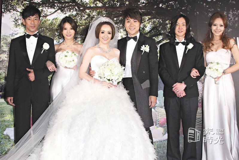 王仁甫(右三)與季芹(左三)婚禮邀張善為(左一)、艾莉絲(左二)、黃義達(右二)、丁小芹(右一)當伴郎伴娘。圖／聯合報系資料照(2009/02/15  陳瑞源攝影)
