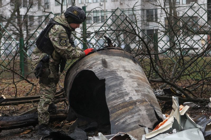 CNN引述報告指，俄軍上個月向烏克蘭發射的一枚北韓彈道飛彈含有數百個美歐製零組件。圖為烏克蘭一名拆彈小組在哈爾科夫成員檢查俄軍發射的飛彈殘骸。路透